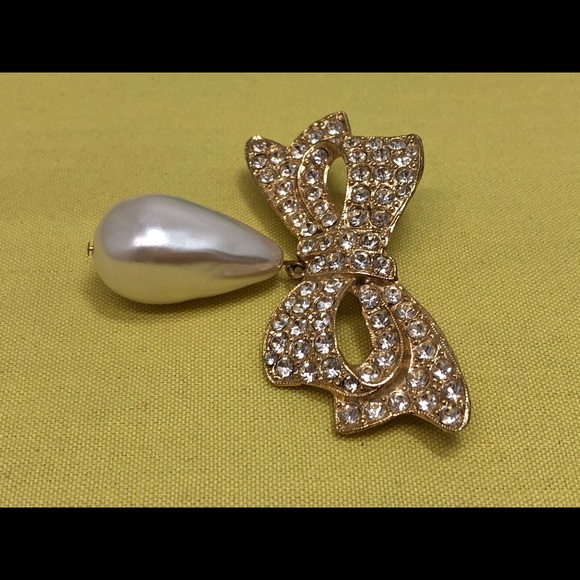 Vintage Brooch Rhinestone & Faux Pearl Drop - Picture 6 of 12